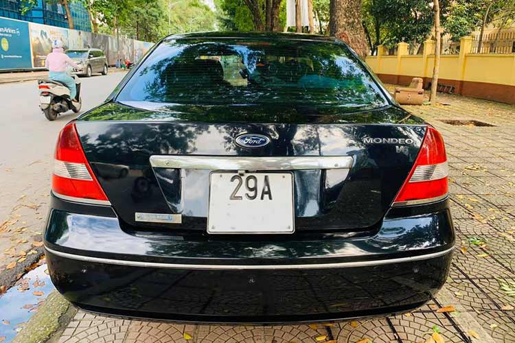 Trên thị trường xe cũ, giá xe Ford Mondeo thấp hơn rất nhiều so với giá xe Toyota Camry, Honda Accord (cùng đời) và tính thanh khoản chậm hơn. Do đó, nếu mua xe để sử dụng thì bạn có thể dựa vào điểm này để thương lượng mức giá rẻ hơn để mua được chiếc xe phù hợp với tài chính và mục đích sử dụng.