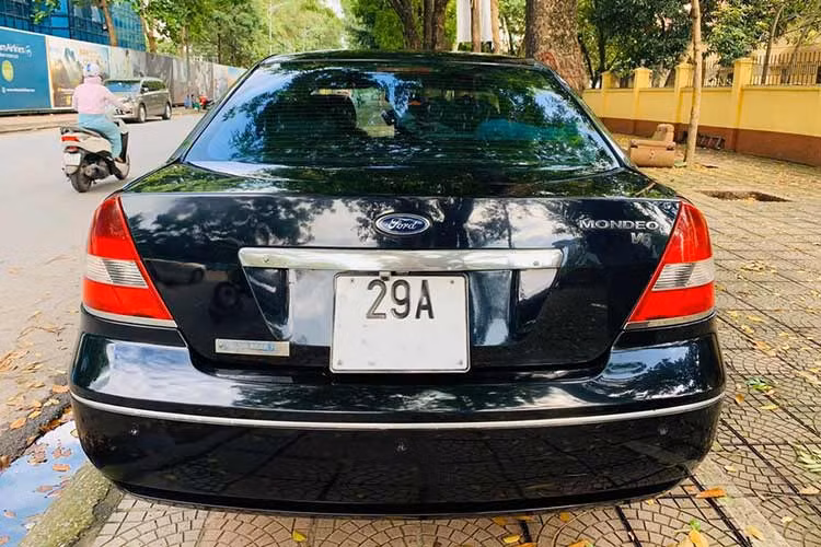 Trên thị trường xe cũ, giá xe Ford Mondeo thấp hơn rất nhiều so với giá xe Toyota Camry, Honda Accord (cùng đời) và tính thanh khoản chậm hơn. Do đó, nếu mua xe để sử dụng thì bạn có thể dựa vào điểm này để thương lượng mức giá rẻ hơn để mua được chiếc xe phù hợp với tài chính và mục đích sử dụng.