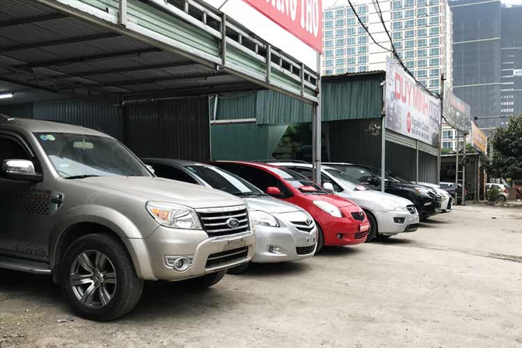 Thị trường ôtô cũ có rất nhiều lựa chọn giá rẻ, dễ mua, dễ săn, dễ thương lượng. Tuy nhiên, giá thành song hành với chất xe. Người mua cần tỉnh táo trong việc thẩm định chất lượng, lịch sử sử dụng. Những chiếc ôtô giá 100 triệu đều là xe đời sâu, độ cũ cao nhưng vẫn có những chiếc làm phương tiện che mưa, che nắng tốt. Nếu tài chính có hạn, hãy nên cân nhắc rồi mới tiến đến hành trình tìm kiếm, mua bán.