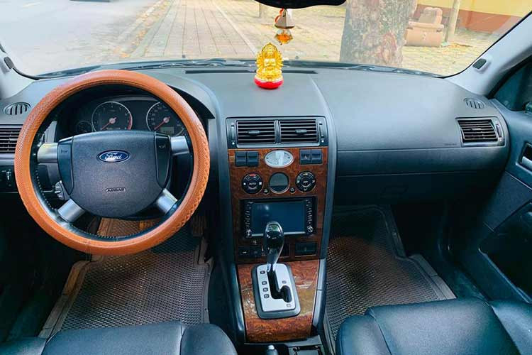 Nguyên nhân Ford Mondeo ngừng bán tại Việt Nam là kén khách do giá linh kiện thay thế đắt đỏ, tốn nhiên liệu (15 lít/100km trong phố), hay hỏng vặt. Đổi lại, xe vận hành chắc chắn, mạnh mẽ, cách âm tốt.