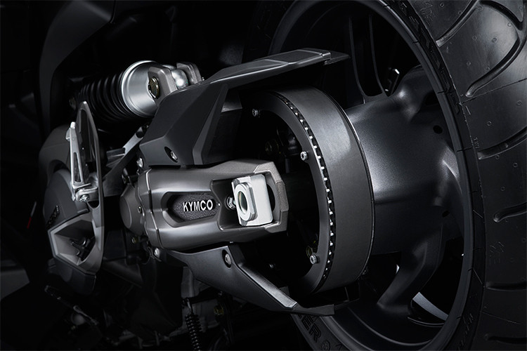 Hệ thống treo sau đơn được đặt lệch về phía bên trái của xe. Cặp heo dầu Brembo Monobloc và phanh đĩa đơn sau có đường kính 260 mm, cả 2 phanh đĩa trước và sau của AK550 điều được trang bị hệ thống chống bó cứng phanh ABS tiêu chuẩn.