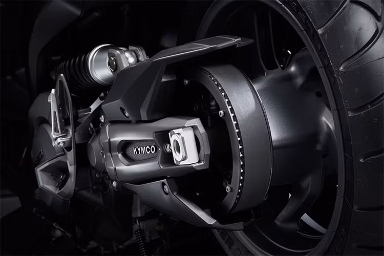 Hệ thống treo sau đơn được đặt lệch về phía bên trái của xe. Cặp heo dầu Brembo Monobloc và phanh đĩa đơn sau có đường kính 260 mm, cả 2 phanh đĩa trước và sau của AK550 điều được trang bị hệ thống chống bó cứng phanh ABS tiêu chuẩn.