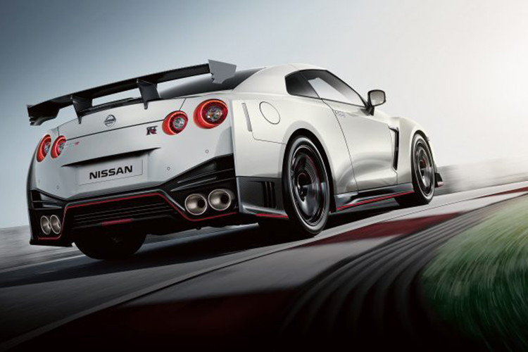 Bỏ ra số tiền chưa đến 100.000 USD kể trên, khách hàng sẽ nhận về siêu xe Nissan GT-R Pure 2019 được trang bị hệ thống đèn LED, bộ khuếch tán sau bằng sợi carbon, bộ vành hợp kim 20 inch và hệ thống phanh Brembo "hàng hiệu". 