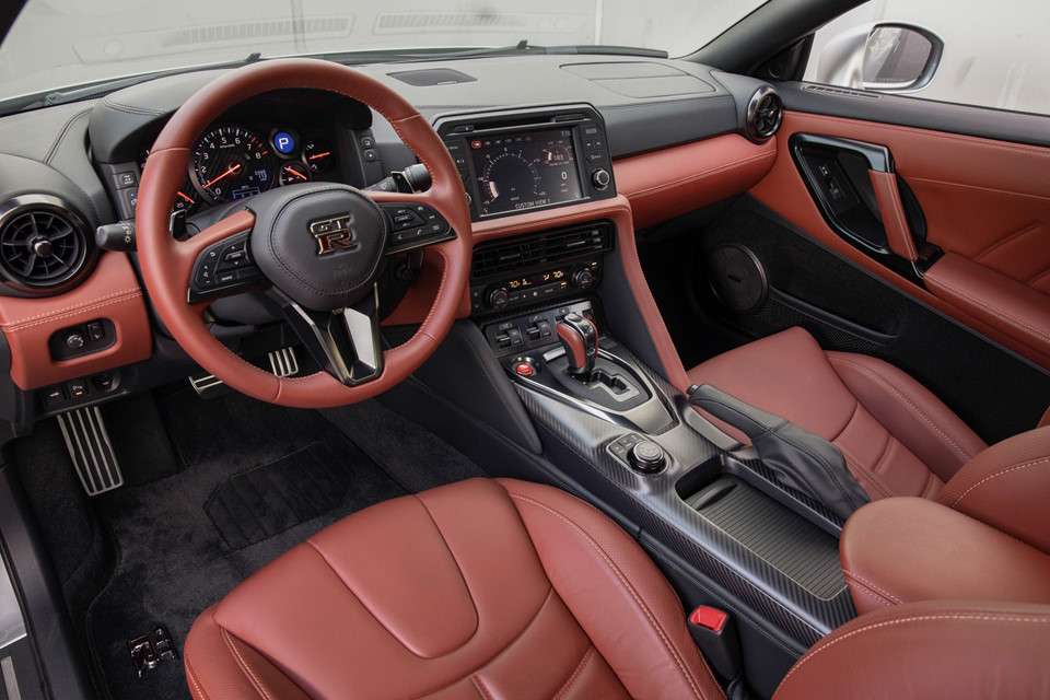 Trong khi đó, nội thất của Nissan GT-R Pure 2019 được trang bị vô lăng bọc da cùng ghế trước có tính năng sưởi, chỉnh điện và bọc bằng da/da lộn tổng hợp. Chưa hết, người lái còn tìm thấy những chi tiết bằng sợi carbon, điều hòa tự động 2 vùng và hệ thống âm thanh 6 loa bên trong Nissan GT-R Pure 2019.