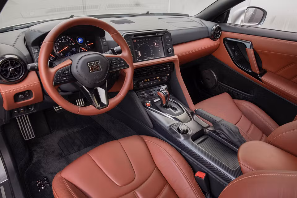 Trong khi đó, nội thất của Nissan GT-R Pure 2019 được trang bị vô lăng bọc da cùng ghế trước có tính năng sưởi, chỉnh điện và bọc bằng da/da lộn tổng hợp. Chưa hết, người lái còn tìm thấy những chi tiết bằng sợi carbon, điều hòa tự động 2 vùng và hệ thống âm thanh 6 loa bên trong Nissan GT-R Pure 2019.