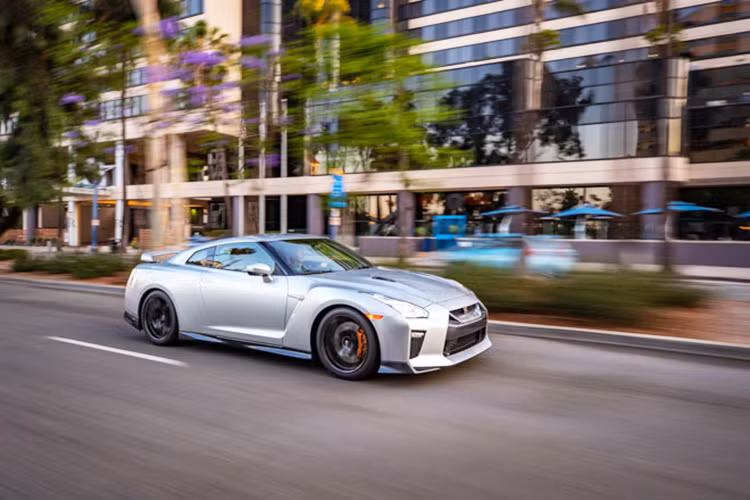 Mạnh nhất và đắt nhất là Nissan GT-R 2019 bản Nismo với giá 175.540 USD (khoảng 4,07 tỷ đồng). "Trái tim" của Nissan GT-R Nismo 2019 là động cơ xăng V6 nâng cấp, tạo ra công suất tối đa 600 mã lực và mô-men xoắn cực đại 651 Nm. So với các bản còn lại, Nissan GT-R Nismo 2019 mạnh hơn 35 mã lực và 19 Nm.