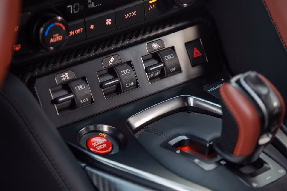 Cuối cùng là hệ thống thông tin giải trí NissanConnect với màn hình cảm ứng 8 inch, đi kèm hệ thống định vị toàn cầu GPS và tương thích Apple CarPlay. Với những khách hàng tìm kiếm mẫu xe hiệu suất cao hơn, Nissan GT-R Track Edition 2019 sẽ là lựa chọn hợp lý. Có giá khởi điểm 128.540 USD (khoảng 2,98 tỷ đồng). 