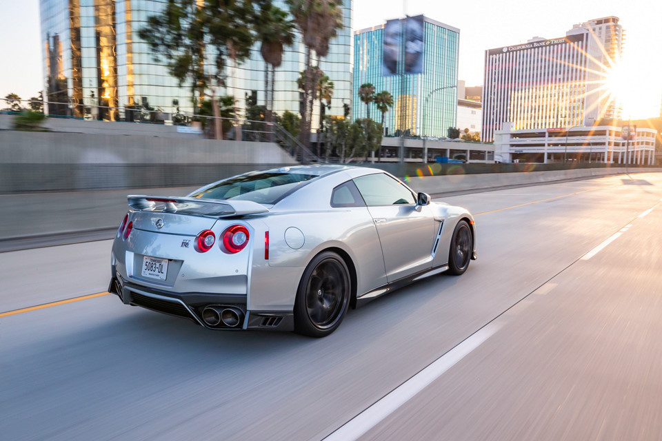 Ở cả 3 bản kể trên, Nissan GT-R 2019 đều được trang bị động cơ xăng V6, tăng áp kép, dung tích 3,8 lít, sản sinh công suất tối đa 565 mã lực và mô-men xoắn cực đại 632 Nm. Sức mạnh được truyền tới bánh thông qua hộp số tự động ly hợp kép 6 cấp và hệ dẫn động 4 bánh toàn thời gian.