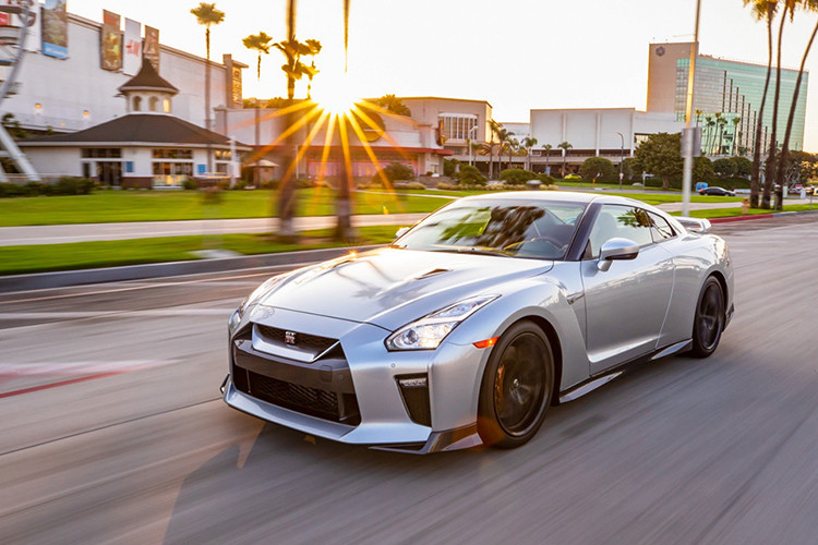 Mẫu siêu xe được mệnh danh "Godzilla" Nissan GT-R 2019 mới đã bắt đầu được bày bán tại một số đại lý ở thị trường Mỹ. Đồng thời, giá bán của Nissan GT-R 2019 cũng chính thức được công bố ở mức trung bình.