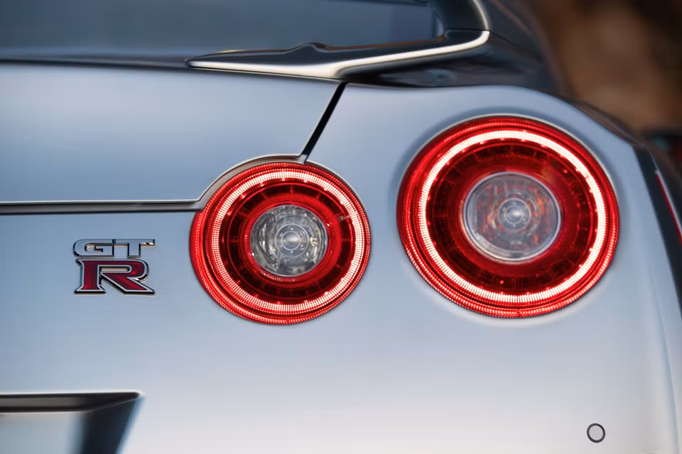 Đắt hơn là siêu xe Nissan GT-R 2019 bản Premium với giá khởi điểm từ 110.540 USD (khoảng 2,57 tỷ đồng). Tương xứng với giá tiền, Nissan GT-R Premium 2019 được trang bị hệ thống tăng cường âm thanh và dàn âm thanh Bose 11 loa với công nghệ cách âm.