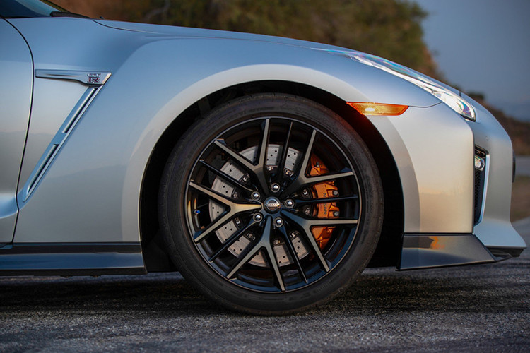 Hệ thống xả bằng titan và 7 tùy chọn màu sơn ngoại thất thay vì 3 như ở bản tiêu chuẩn Pure cũng là những điểm nhấn đáng chú ý của Nissan GT-R Premium 2019.