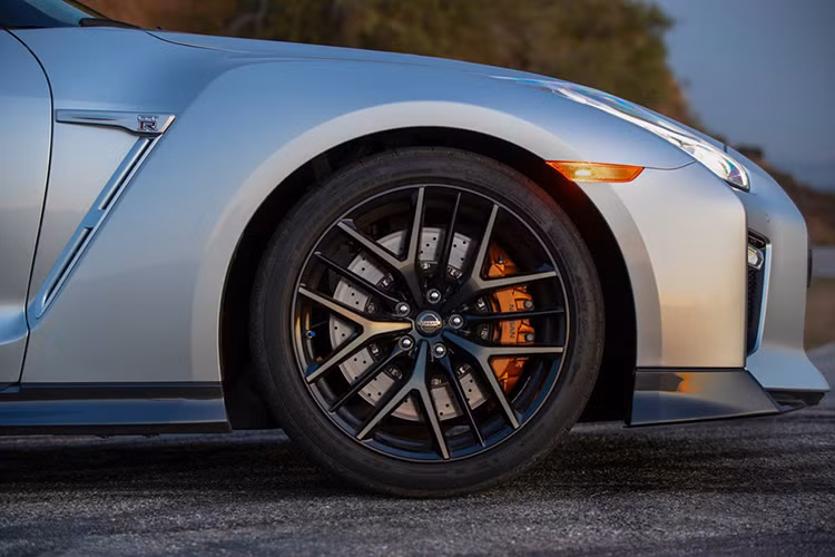 Hệ thống xả bằng titan và 7 tùy chọn màu sơn ngoại thất thay vì 3 như ở bản tiêu chuẩn Pure cũng là những điểm nhấn đáng chú ý của Nissan GT-R Premium 2019.