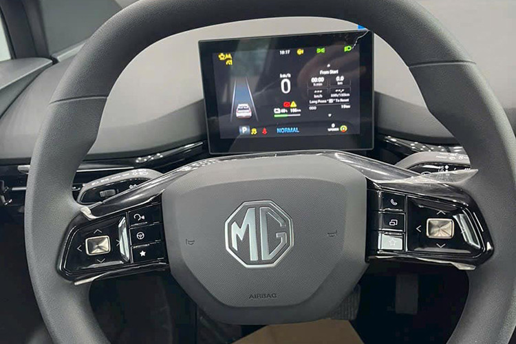 MG4 EV tại Việt Nam chỉ được trang bị ghế bọc nỉ, ghế/cửa cốp chỉnh cơ, điều hòa tự động 1 vùng và không có cửa gió dành cho hàng ghế sau. Những trang bị khác của xe gồm có vô lăng hai chấu dạng D-cut bọc da, tích hợp các nút điều khiển, bảng đồng hồ kỹ thuật số 7 inch, màn hình cảm ứng trung tâm 10,25 inch, hỗ trợ Apple CarPlay/Android Auto, sạc không dây...