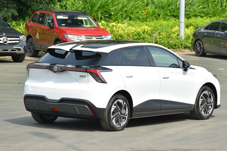 Với mức ưu đãi lên đến 300 triệu đồng, MG4 EV hiện có giá bán cạnh tranh hơn, phù hợp với những khách hàng muốn trải nghiệm xe điện nhưng vẫn cân nhắc về chi phí đầu tư ban đầu. Đây có thể là cơ hội tốt để sở hữu mẫu xe điện này với mức giá hợp lý hơn.