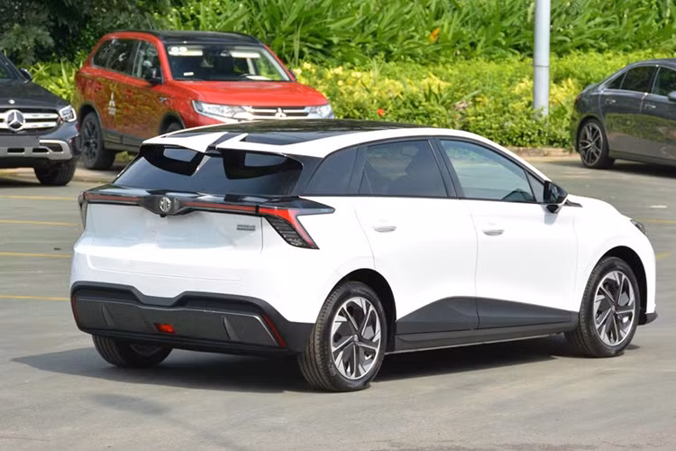 Với mức ưu đãi lên đến 300 triệu đồng, MG4 EV hiện có giá bán cạnh tranh hơn, phù hợp với những khách hàng muốn trải nghiệm xe điện nhưng vẫn cân nhắc về chi phí đầu tư ban đầu. Đây có thể là cơ hội tốt để sở hữu mẫu xe điện này với mức giá hợp lý hơn.