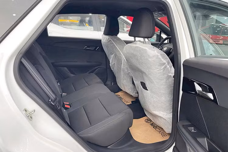 "Trái tim" của mẫu xe này là mô-tơ điện mạnh 170 mã lực và 250 Nm ở phiên bản DEL. Hai con số tương ứng của bản LUX là 201 mã lực và 250 Nm. Xe dùng hệ dẫn động cầu sau và có 5 chế độ lái, bao gồm Tiêu chuẩn, Thể thao, Tùy chỉnh, Đường tuyết, Tiết kiệm. Chức năng One Pedal sẽ giúp người lái điều khiển xe chỉ bằng một bàn đạp.