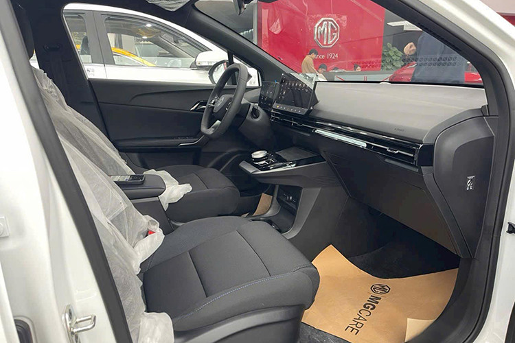 Trang bị an toàn của MG4 EV cũng không quá đa dạng, chỉ bao gồm 6 túi khí, phanh tay điện tử, tự động giữ phanh tạm thời, hệ thống cân bằng điện tử, hỗ trợ khởi hành ngang dốc, cảm biến áp suất lốp, cảnh báo/hỗ trợ giữ làn và hệ thống kiểm soát hành trình thích ứng.