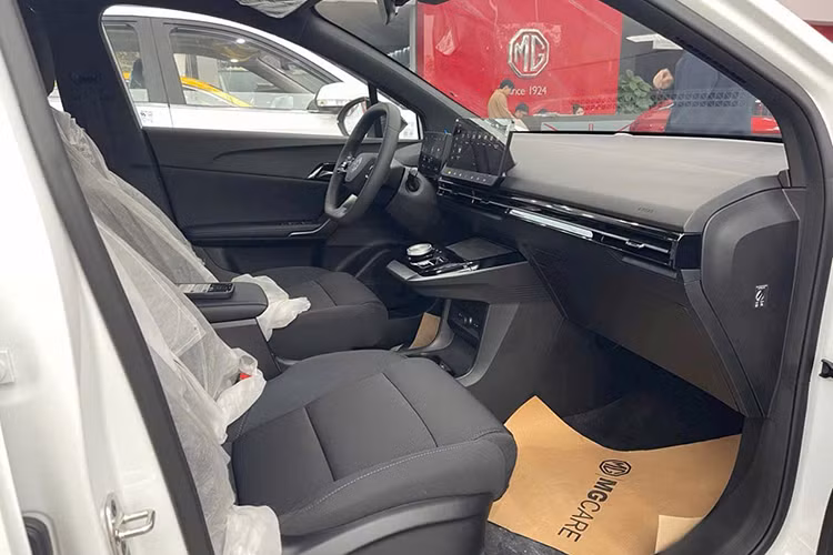 Trang bị an toàn của MG4 EV cũng không quá đa dạng, chỉ bao gồm 6 túi khí, phanh tay điện tử, tự động giữ phanh tạm thời, hệ thống cân bằng điện tử, hỗ trợ khởi hành ngang dốc, cảm biến áp suất lốp, cảnh báo/hỗ trợ giữ làn và hệ thống kiểm soát hành trình thích ứng.