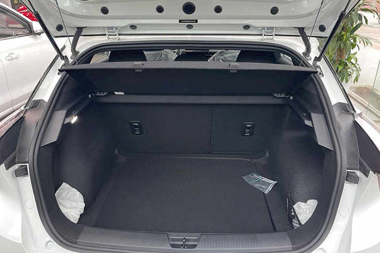 Ở phiên bản DEL tiêu chuẩn, xe dùng pin 51 kWh nên có quãng đường di chuyển sau một lần sạc đầy là 350 km. Trong khi đó, phiên bản LUX sở hữu pin có dung lượng 64 kWh, mang đến phạm vi di chuyển 450 km.