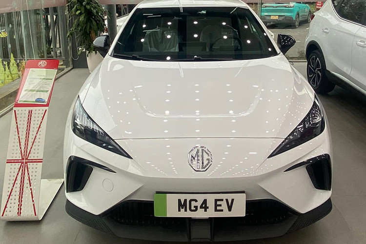 Là dòng SUV điện hạng B, MG4 EV tại Việt Nam từng gây sốc với người dùng khi ra mắt vào giữa năm 2024 với mức giá lăn bánh gần 1 tỷ đồng. Việc bỏ ra cả tỷ để mua một chiếc xe điện Trung Quốc vẫn là điều xa xỉ với nhiều người dùng trong nước.