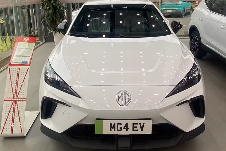 Là dòng SUV điện hạng B, MG4 EV tại Việt Nam từng gây sốc với người dùng khi ra mắt vào giữa năm 2024 với mức giá lăn bánh gần 1 tỷ đồng. Việc bỏ ra cả tỷ để mua một chiếc xe điện Trung Quốc vẫn là điều xa xỉ với nhiều người dùng trong nước.