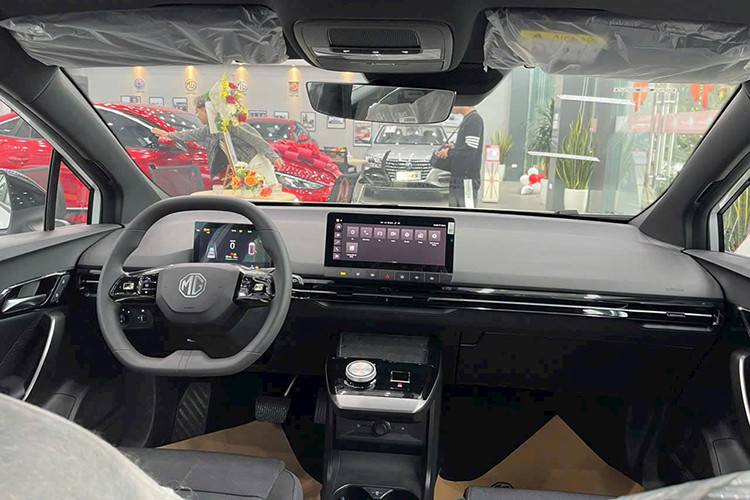 Bên trong mẫu ô tô điện này là không gian nội thất 2 hàng ghế với 5 chỗ ngồi và phong cách thiết kế đơn giản. Hàng ghế sau tùy chỉnh gập 60:40 hoặc gập phẳng cho thể tích cốp từ 363 - 1.177 lít theo nhu cầu sử dụng.