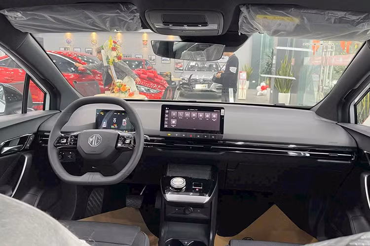 Bên trong mẫu ô tô điện này là không gian nội thất 2 hàng ghế với 5 chỗ ngồi và phong cách thiết kế đơn giản. Hàng ghế sau tùy chỉnh gập 60:40 hoặc gập phẳng cho thể tích cốp từ 363 - 1.177 lít theo nhu cầu sử dụng.