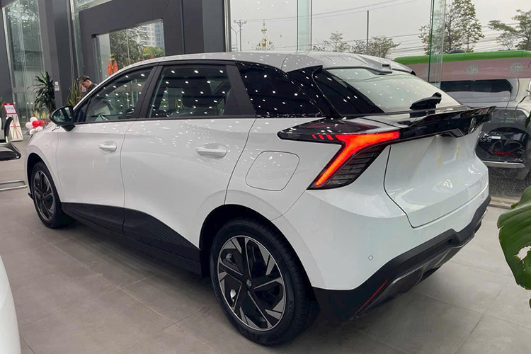 Sau ưu đãi, mức giá xe MG4 EV Lux thực tế chỉ còn khoảng 650 triệu đồng, giúp mẫu xe điện này trở nên hấp dẫn hơn trong phân khúc. Ngoài mức giảm sâu, khách hàng còn nhận được bộ sạc 7kW, bảo hiểm thân vỏ và một số phụ kiện khác.