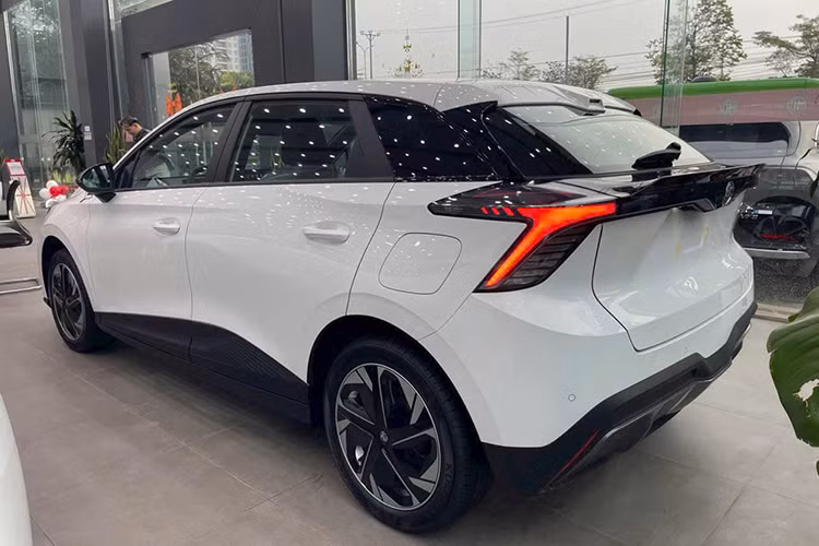 Sau ưu đãi, mức giá xe MG4 EV Lux thực tế chỉ còn khoảng 650 triệu đồng, giúp mẫu xe điện này trở nên hấp dẫn hơn trong phân khúc. Ngoài mức giảm sâu, khách hàng còn nhận được bộ sạc 7kW, bảo hiểm thân vỏ và một số phụ kiện khác.