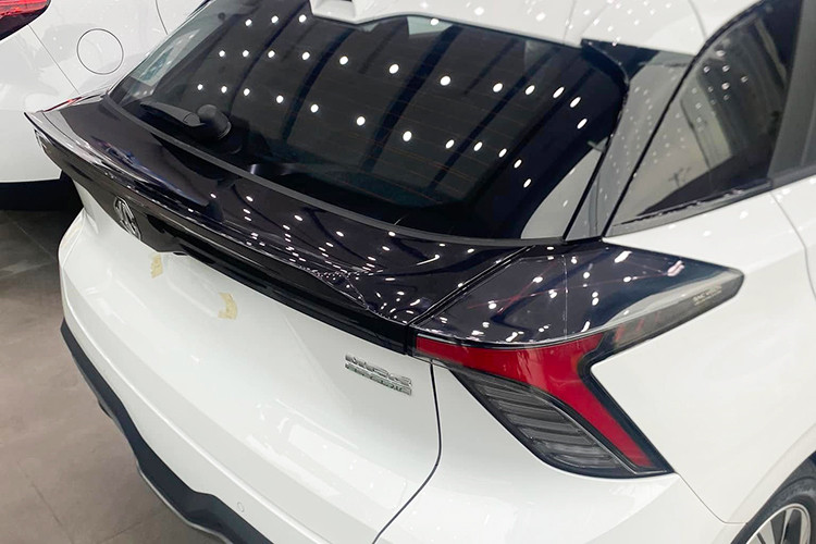 Về ngoại hình, MG4 có kích thước dài x rộng x cao lần lượt là 4.287 x 1.836 x 1.504 (mm), trục cơ sở 2.705 mm và bán kính vòng quay tối thiểu 5,3 m. Lợi thế của MG4 đến từ ngoại hình góc cạnh, khỏe khoắn với trang bị hệ thống đèn LED.