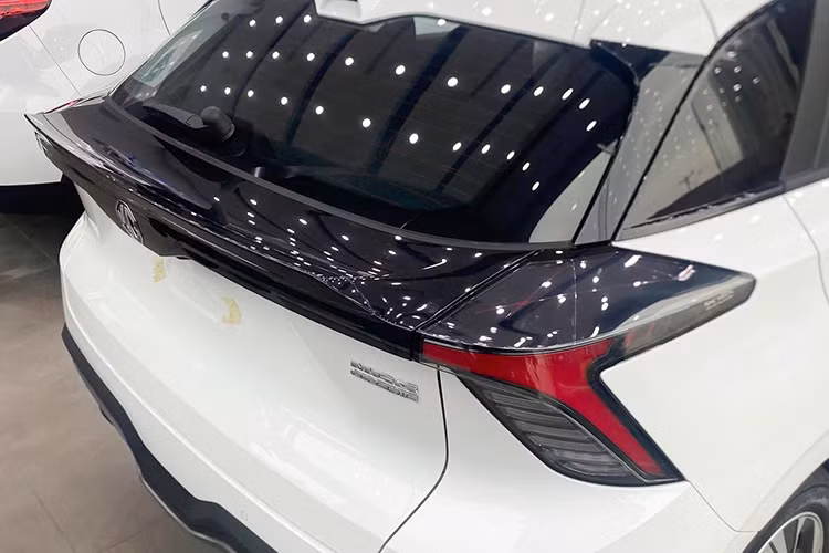 Về ngoại hình, MG4 có kích thước dài x rộng x cao lần lượt là 4.287 x 1.836 x 1.504 (mm), trục cơ sở 2.705 mm và bán kính vòng quay tối thiểu 5,3 m. Lợi thế của MG4 đến từ ngoại hình góc cạnh, khỏe khoắn với trang bị hệ thống đèn LED.