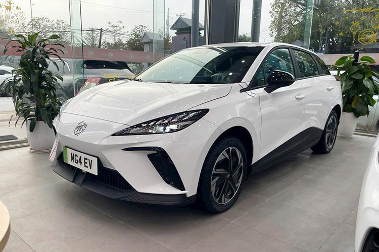 Theo thông tin từ giới tư vấn bán hàng tại Hà Nội, MG4 EV giảm giá tới 298 triệu đồng. Tùy theo từng đại lý, mức giảm dao động từ 278-298 triệu đồng. Chương trình ưu đãi này chủ yếu áp dụng cho phiên bản Lux (giá niêm yết 948 triệu đồng), trong khi biến thể Del (828 triệu đồng) không có sẵn xe.