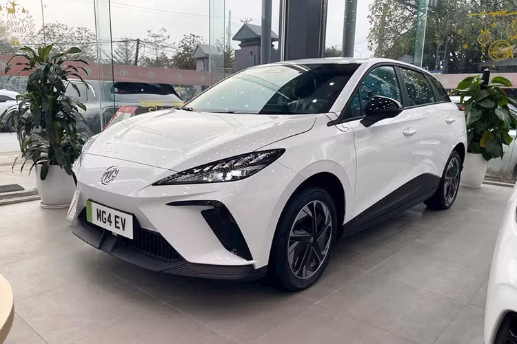 Theo thông tin từ giới tư vấn bán hàng tại Hà Nội, MG4 EV giảm giá tới 298 triệu đồng. Tùy theo từng đại lý, mức giảm dao động từ 278-298 triệu đồng. Chương trình ưu đãi này chủ yếu áp dụng cho phiên bản Lux (giá niêm yết 948 triệu đồng), trong khi biến thể Del (828 triệu đồng) không có sẵn xe.