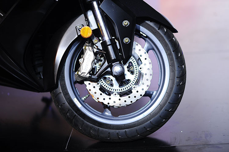 Kymco trang bị cho AK 550 cặp vành hợp kim kích thước 15 inch 5 chấu đơn với bộ lốp từ Metzeler. Phanh xe là loại đĩa kép đường kính 270 mm với cùm Brembo 4 piston phía trước và đĩa đơn 260 mm phía sau tích hợp hệ thống chống bó cứng phanh ABS tiêu chuẩn. Giảm xóc sau vẫn sử dụng loại monoshock thiết kếcó điều chỉnh.