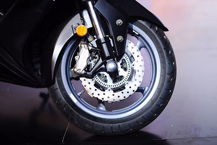 Kymco trang bị cho AK 550 cặp vành hợp kim kích thước 15 inch 5 chấu đơn với bộ lốp từ Metzeler. Phanh xe là loại đĩa kép đường kính 270 mm với cùm Brembo 4 piston phía trước và đĩa đơn 260 mm phía sau tích hợp hệ thống chống bó cứng phanh ABS tiêu chuẩn. Giảm xóc sau vẫn sử dụng loại monoshock thiết kếcó điều chỉnh.