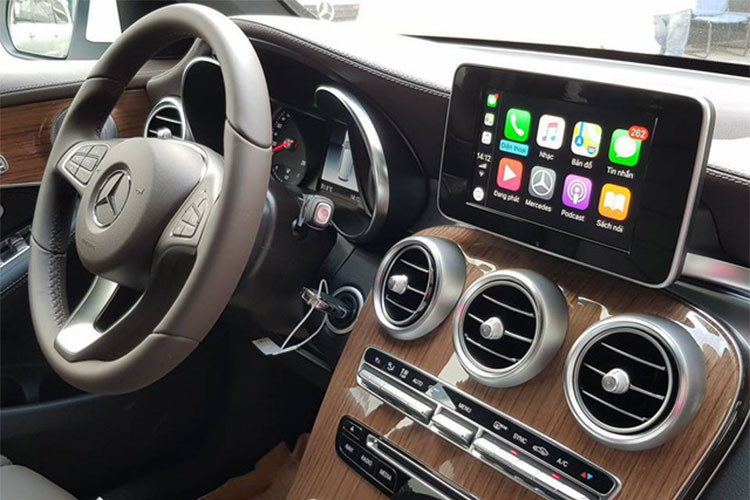 Động cơ xe là loại 4 xy-lanh, dung tích 2 lít, công suất 211 mã lực và mô-men xoắn 350 Nm, kết hợp hộp số tự động 9 cấp, hệ thống treo thích ứng và hệ dẫn động 4 bánh toàn thời gian. Các chế độ lái gồm Comfort, Eco, Sport, Sport+ và Individual. Công nghệ an toàn hỗ trợ phanh, hỗ trợ đỗ xe, cảnh báo mất tập trung, hỗ trợ khởi hành ngang dốc...