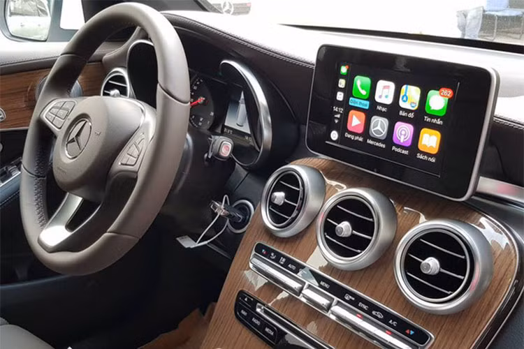 Động cơ xe là loại 4 xy-lanh, dung tích 2 lít, công suất 211 mã lực và mô-men xoắn 350 Nm, kết hợp hộp số tự động 9 cấp, hệ thống treo thích ứng và hệ dẫn động 4 bánh toàn thời gian. Các chế độ lái gồm Comfort, Eco, Sport, Sport+ và Individual. Công nghệ an toàn hỗ trợ phanh, hỗ trợ đỗ xe, cảnh báo mất tập trung, hỗ trợ khởi hành ngang dốc...