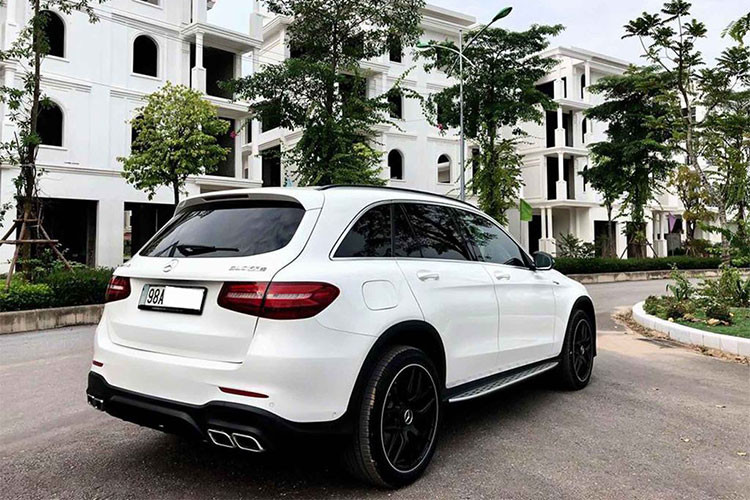 Cản sau với bộ khuếch tán sau được thiết kế lại với 4 miệng xả, logo GLC 63 C, ốp gương chiếu hậu màu đen bóng,… Tổng thể xe thêm đã mắt hơn với bộ mâm 20 inch 7 chấu kép 20 phong cách GLC 63 S 4MATIC+ (mâm copy; hàng chính hãng có giá khoảng 190 triệu đồng).