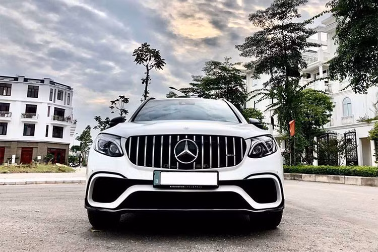 Bên cạnh đó, xe còn được nâng cấp ống xả từ thương hiệu Fi-Exhaust với van điều chỉnh đóng mở thông minh – Valvetronic hiện đại hơn. Được biết, tổng chi phí “lên đời” cho ngoại thất xe ngốn khoảng 200 triệu đồng.