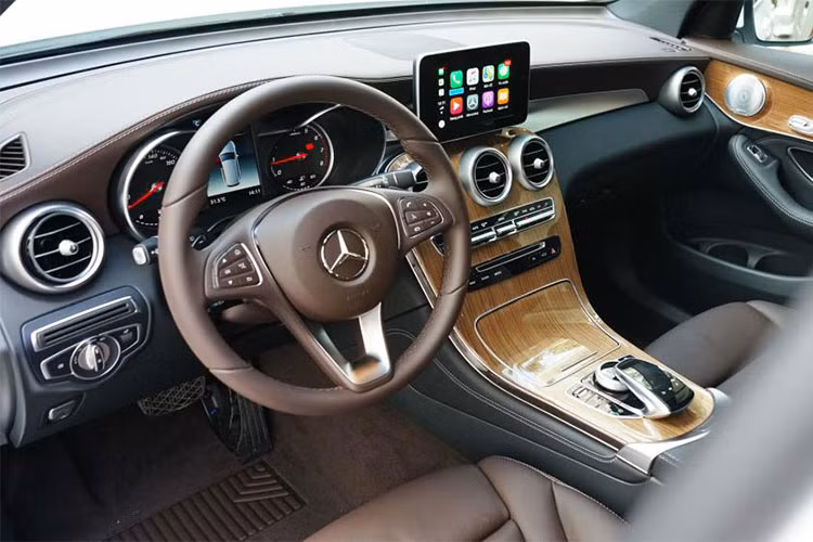 Bản độ chỉ dừng lại ở bodykit của Mercedes-AMG GLC 63, động cơ và nội thất cuar xe vẫn giữ nguyên. Hệ giải trí với âm thanh 13 loa Burmester cao cấp, công suất 590 W, được tích hợp thêm Apple CarPlay và Android Auto, cho phép màn hình 7 inch hiển thị như một chiếc điện thoại cỡ lớn ở một số ứng dụng nhất định.