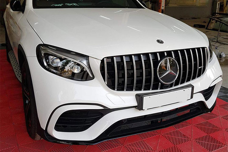 Chi phí độ Mercedes GLC250 thành GLC63 khoảng 200 triệu này thực chất chỉ là chi phí nhỏ khi bộ bodykit này được sản xuất tại Đài Loan chứ không phải loại chính hãng. Để giảm chi phí nâng cấp, các chủ nhân GLC250/300 4Matic tại Việt Nam thường chọn những bộ bodykit không chính hãng từ Trung Quốc hay tốt hơn là hàng Đài Loan để “lên đời” cho xe, tất nhiên là họ có thể trả zin bất cứ lúc nào khi cần thiết.