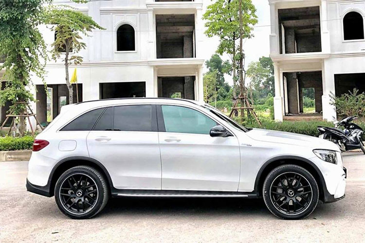 Bộ bodykit Mercedes GLC250 độ GLC63 này bao gồm: cản trước đặt thấp được tích hợp thêm lip bên dưới tăng tính thể thao, 2 hốc gió góc cạnh nối liền đối xứng ở 2 bên. Cụm lưới tản nhiệt Mercedes Panamericana 15 nan với logo Mercedes-Benz trung tâm làm điểm nhấn.