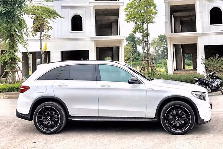 Bộ bodykit Mercedes GLC250 độ GLC63 này bao gồm: cản trước đặt thấp được tích hợp thêm lip bên dưới tăng tính thể thao, 2 hốc gió góc cạnh nối liền đối xứng ở 2 bên. Cụm lưới tản nhiệt Mercedes Panamericana 15 nan với logo Mercedes-Benz trung tâm làm điểm nhấn.
