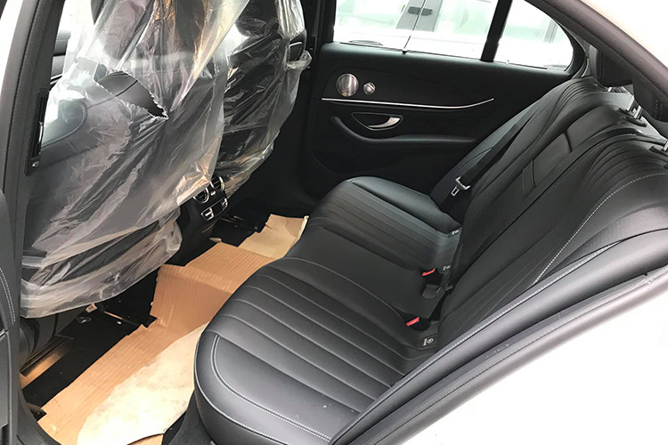 Mặt khác, với giao diện tiếng Việt thuận tiện, chủ sở hữu mẫu xe này cũng dễ dàng truy cập vào hệ thống giải trí, định vị khi tự mình lái xe mà không gặp bất cứ cản trở nào về ngôn ngữ.