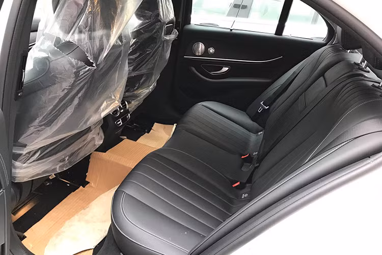 Mặt khác, với giao diện tiếng Việt thuận tiện, chủ sở hữu mẫu xe này cũng dễ dàng truy cập vào hệ thống giải trí, định vị khi tự mình lái xe mà không gặp bất cứ cản trở nào về ngôn ngữ.