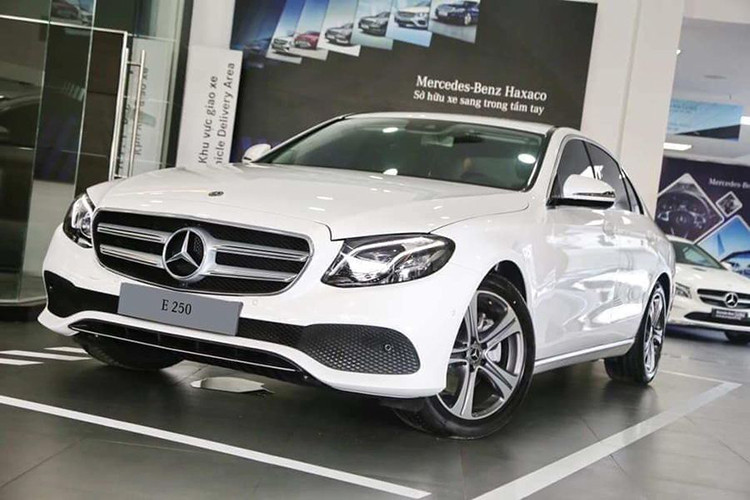 Tại thị trường Việt Nam, đối thủ chính của E-Class là BMW 5-Series, Audi A6 và Lexus ES, nhưng với sự cập nhật sản phẩm liên tục, giá bán tốt và nguồn hàng ổn định, Mercedes-Benz E-Class đang là mẫu sedan hạng sang cỡ trung được mua nhiều nhất.