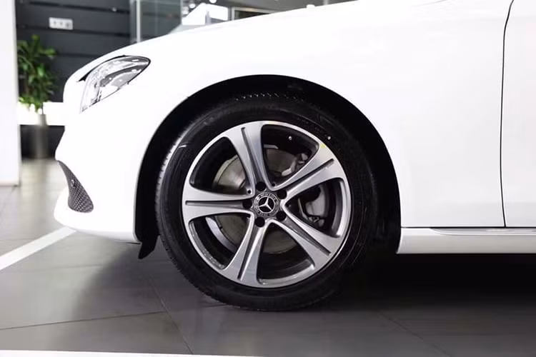 Nâng cấp hơn nhưng giá xe Mercedes-Benz E250 mới vẫn duy trì bán ra ở mức 2,479 tỷ đồng. Phiên bản E350 tạm thời chưa được công bố giá.