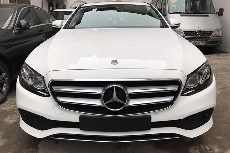 Bề ngoài của mẫu xe sang Mercedes-Benz E-Class nâng cấp mới tại Việt Nam không có nhiều thay đổi so với phiên bản giới thiệu hồi năm ngoái. Nhà sản xuất hướng đến việc nâng cấp những tiện nghi bên trong.