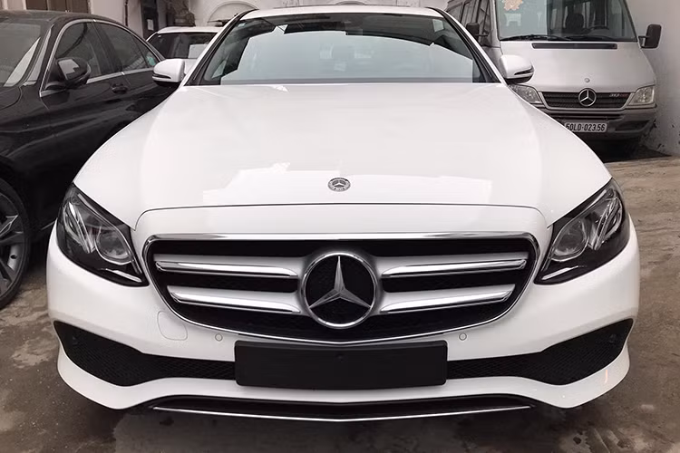 Bề ngoài của mẫu xe sang Mercedes-Benz E-Class nâng cấp mới tại Việt Nam không có nhiều thay đổi so với phiên bản giới thiệu hồi năm ngoái. Nhà sản xuất hướng đến việc nâng cấp những tiện nghi bên trong.