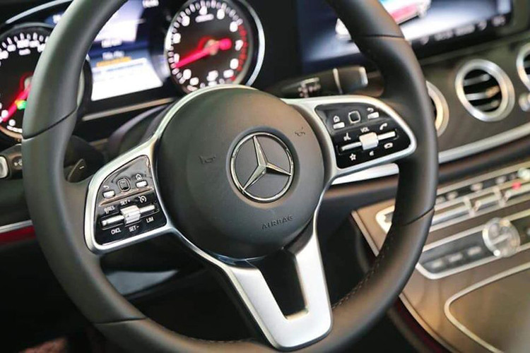 Đáng kể nhất là màn hình giải trí 12,3 inch (tương tự E300 AMG) chất lượng hình ảnh HD, lớn hơn hẳn loại 8,4 inch như trước kia, kèm theo đó hệ thống giải trí đã được Việt hóa, hệ thống dẫn đường tích hợp bản đồ Việt Nam. Tiện ích này mang đến ưu thế cho E250 trước các đối thủ khác như Audi A6, BMW Series-5 vốn sử dụng giao diện tiếng Anh.